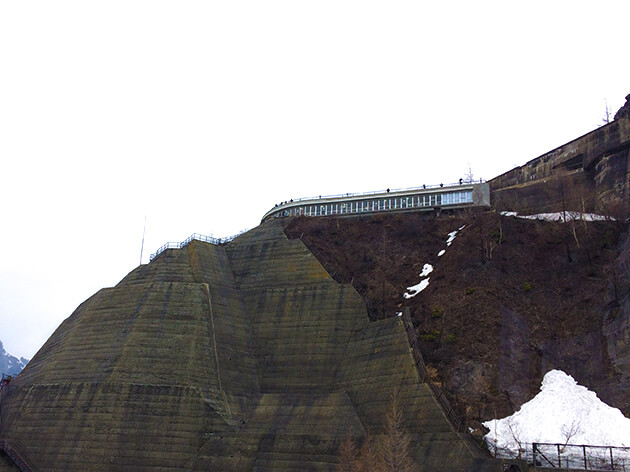 黒部ダム展望台。崖の上に建っているのが分かる。