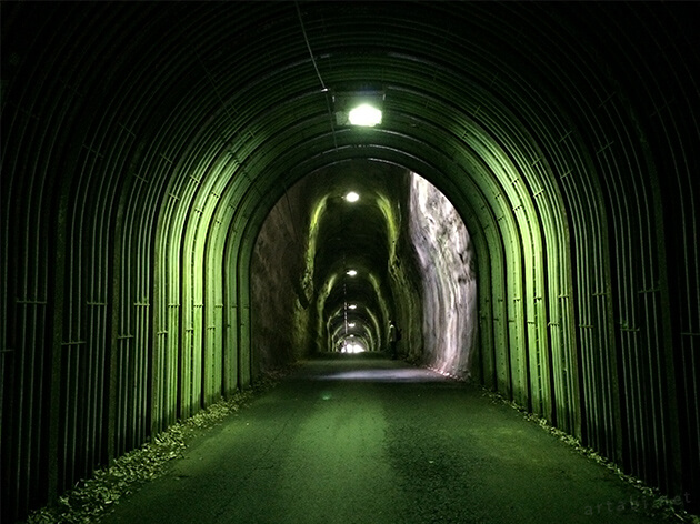 トンネルの中はとても不思議な空間